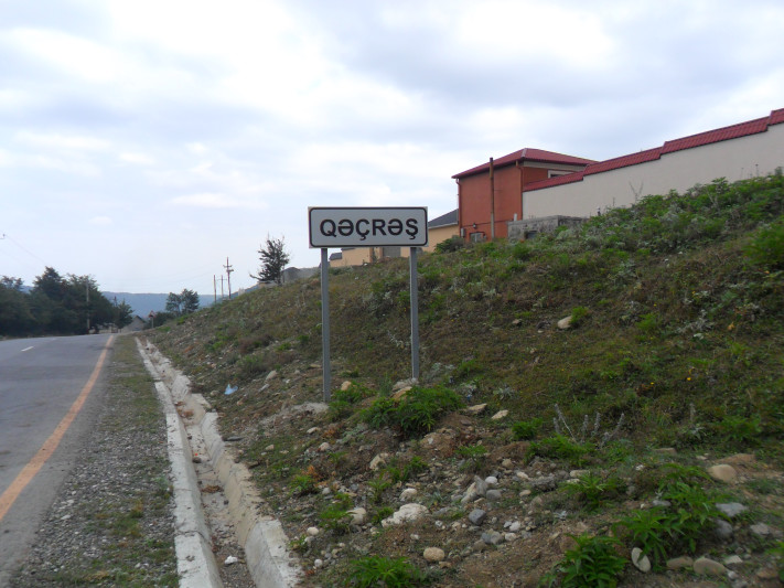 Qəçrəşdə zədələnmiş su borusu yolu yararsız hala saldı - VİDEO
