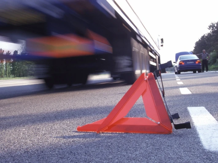 Bakı-Quba yolunda maşın arakəsmələrə çırpıldı