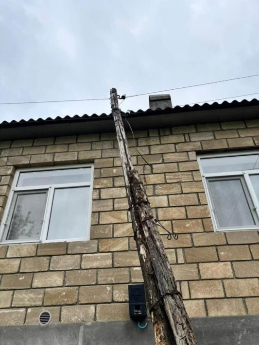 Zaqatalada təhlükəli vəziyyət: elektrik dirəkləri evlərin üzərinə əyilib