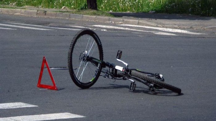 Ağsuda avtomobil velosipedçini vurdu
