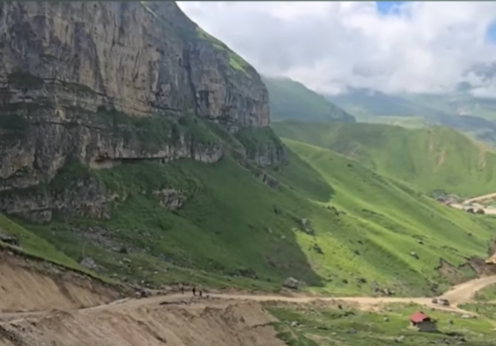 Lazaya gələn palçıq axını kəndi iki hissəyə böldü