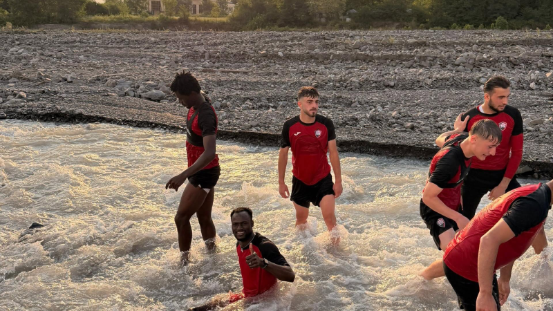 Qəbələ futbolçuları məşqdən sonra çayda sərinləndilər – FOTO
