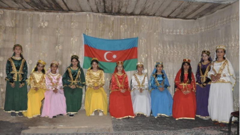 İsmayıllı və Şabranda tat folklor kollektivlərinə yeni geyimlər təqdim olunub