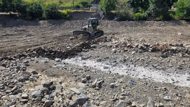 Zaqatalanın Kebeloba kəndində sahilbərkitmə işləri aparılır