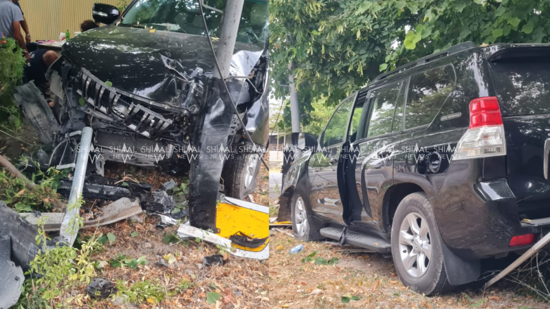 Oğuzda Prado elektrik dirəyinə çırpılıb - FOTO