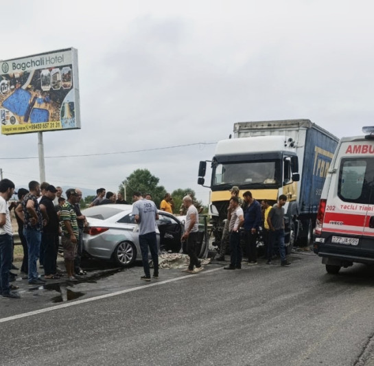 Şabranda yük və minik avtomobilləri toqquşub, ölən var