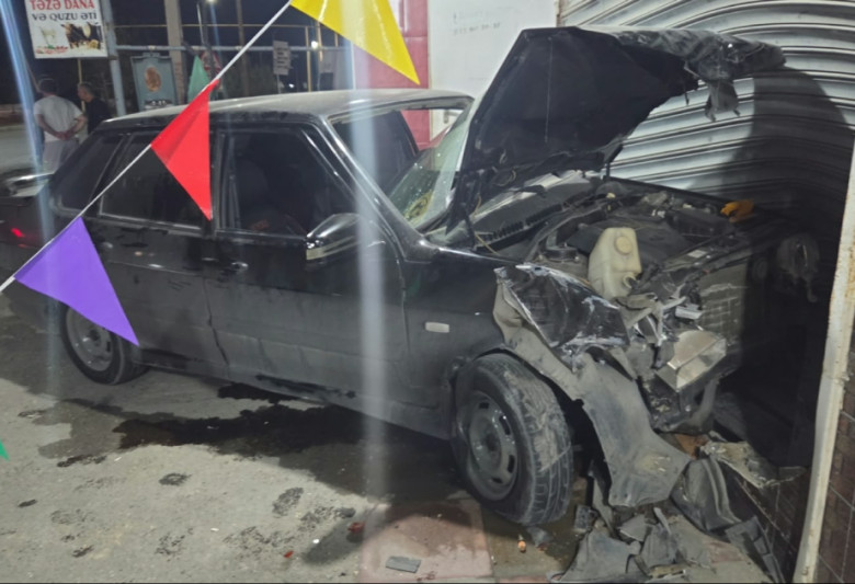 Xaçmazda avtomobil bərbərxanaya çırpılıb, sürücü yaralanıb