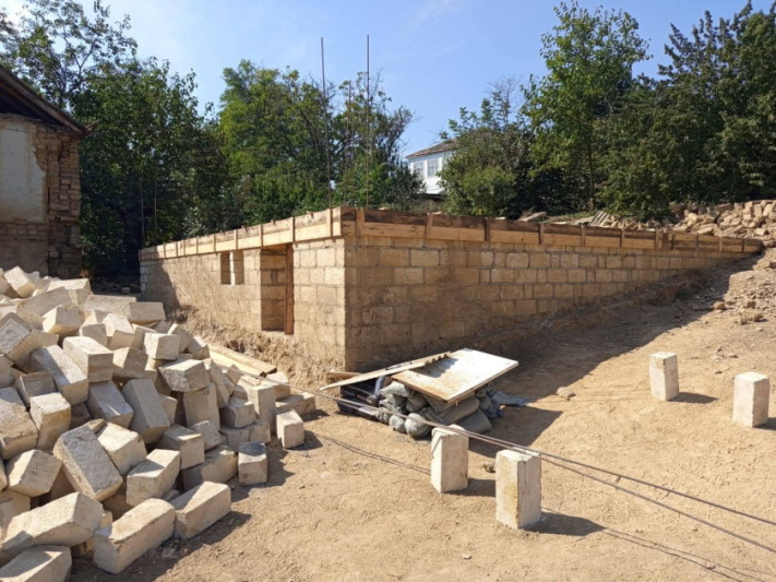 Qusarda leysan və sel sularından zərər çəkən 4 fərdi yaşayış evi yenidən tikilir