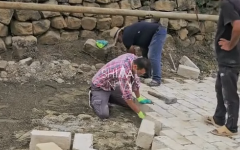 Biri daş daşıyır, biri düzür: Şamaxı sakinləri öz hesablarına yol təmir edirlər