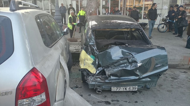 Xaçmazda Chevrolet ağaca çırpılıb - FOTO