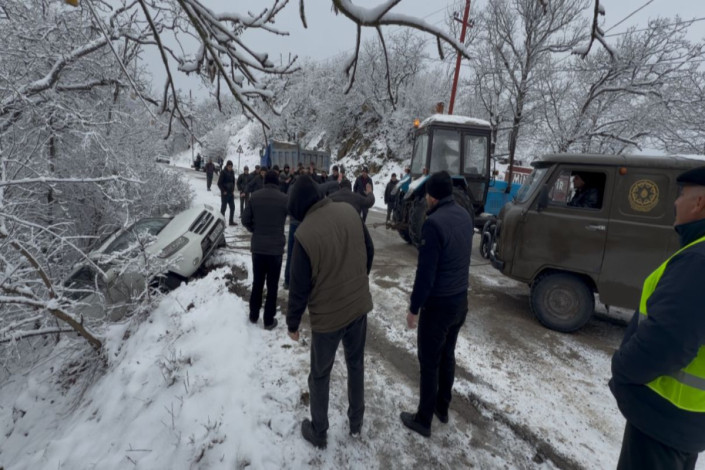 Buz bağlayan yolda iki avtomobil aşdı