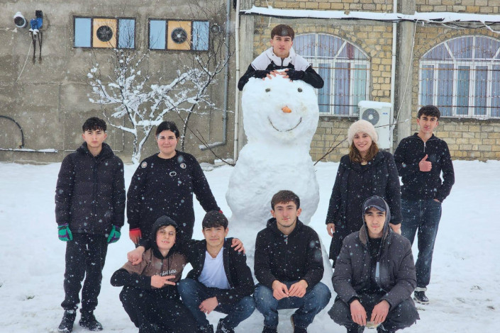 Quba məktəbində müəllim və şagirdlərin qar sevinci