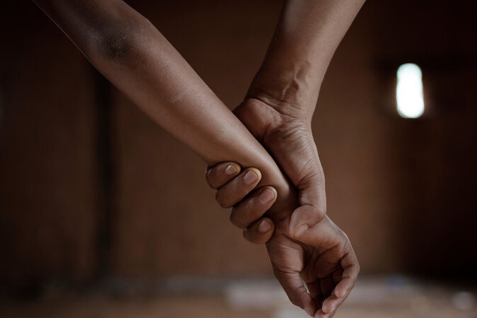 Qubada baba dəcəllik edən nəvəsinə xəsarət yetirdi