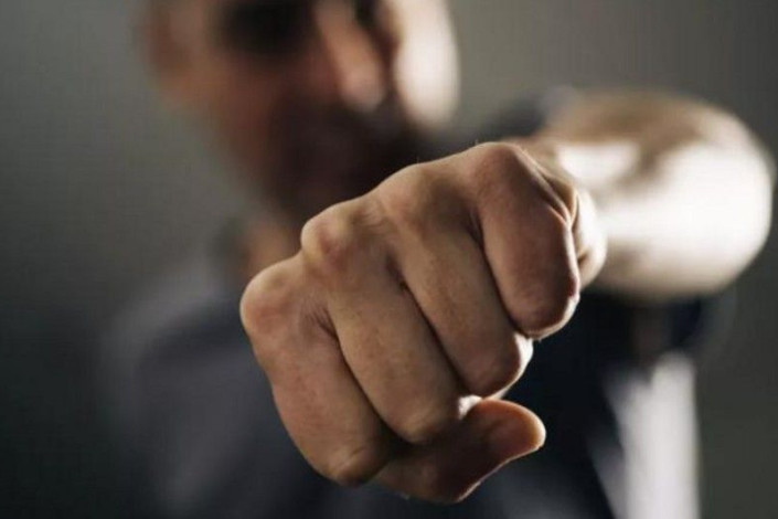 Qusarda oğul ona araq verməyən anasını döydü