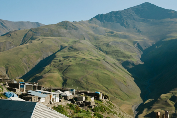 Xınalıqda SÜRÜŞMƏ: Sürücü son anda XİLAS oldu
