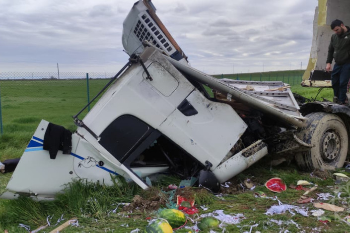 Ödənişli yolda yük avtomobili aşdı