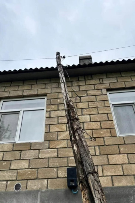 Zaqatalada təhlükəli vəziyyət: elektrik dirəkləri evlərin üzərinə əyilib