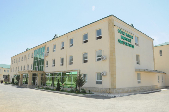 Oğuzda maşın ağaca çırpıldı: Bir ailənin 4 üzvü yaralandı