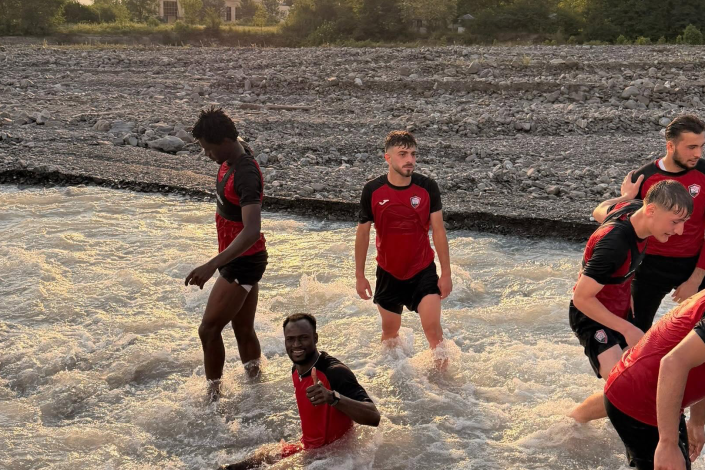 "Qəbələ" futbolçuları məşqdən sonra çayda sərinləndilər – FOTO