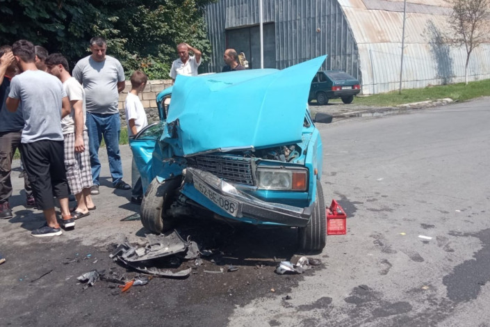 Zaqatalada iki avtomobil toqquşdu