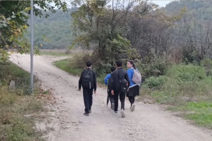 Qubanın kəndində şagirdlər hər gün piyada 12 km yol qət edirlər