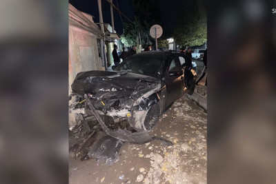 Xaçmazda minik avtomobil divara çırpılıb