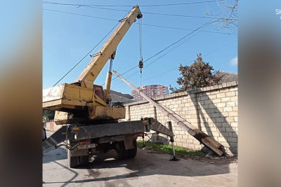 Xaçmazda taxta dirəklər demontaj olunur