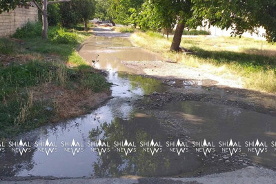 Qubada yola axan su yeni salınmış asfaltı zədələyir
