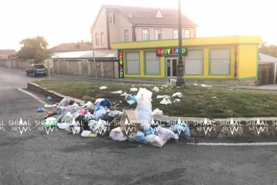 Qusarda zibil qutularının yeri görsənir