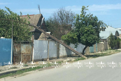 Xaçmazda külək 2 elektrik dirəyini aşırıb