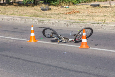 Qubada velosiped sürən uşağı avtomobil vurub