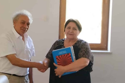 Quba: tanınmış professor Tarix-Diyarşünaslıq Muzeyinə kitabını hədiyyə edib