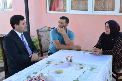 Xaçmaz: Elnur Rzayev qazilərin ailələrinin qayğıları ilə maraqlanıb