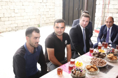 Xaçmaz: Elnur Rzayev Vətən müharibəsi qazisinə baş çəkib