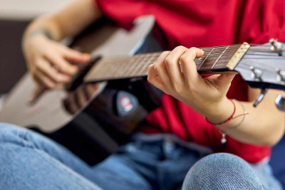 Qubalı gənclər pulsuz gitara dərsi ala bilərlər