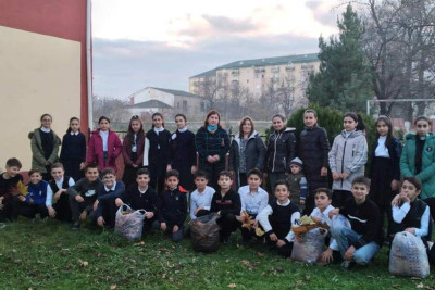 Qusarda məktəblilər valideynlərlə birgə iməcilik işləri aparıblar