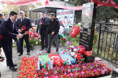 Xaçmaz: icra başçısı şəhidlərin məzarlarını ziyarət edib