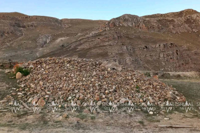Qubada daşdan yaradılan təpəciyin altında məzar var
