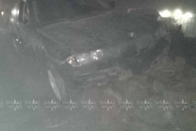 Quba-Xaçmaz yolu: “BMW” daş-torpaq təpəliyinə dırmaşıb