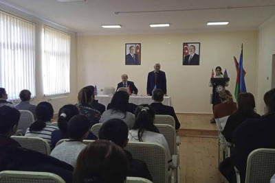 Quba: şair Ramiz Qusarçaylı məktəblilərə kitablarını hədiyyə verib