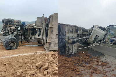 Bakı-Quba yolu: yük avtomobili parça-parça olub