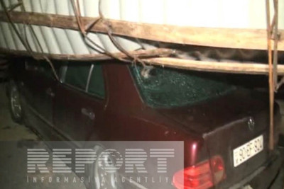 İsmayıllıda avtomobilin üzərinə çardaq düşüb