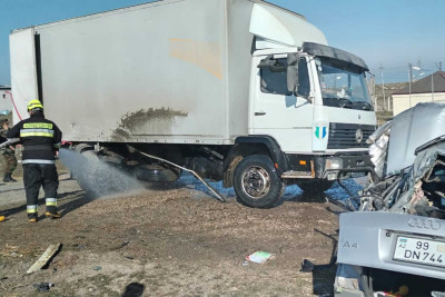 Siyəzəndə minik avtomobili yük avtomobilinə çarpılıb: 3 nəfər ölüb