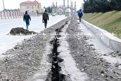 Xaçmazda uzun müddətdir piyadalar səkidən istifadə edə bilmirlər