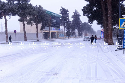 Xaçmaz şəhəri ağ örpəyə bürünüb