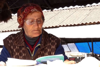 Quba bazarı: 64 yaşlı qadın kitab sevdasından danışıb