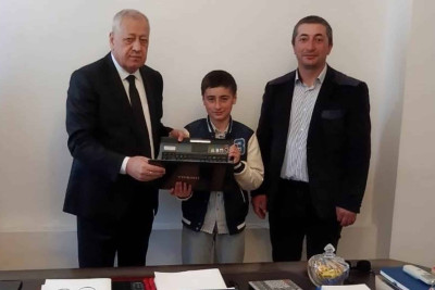 Vahid Əhmədov balaca Xınalıq sakini ilə görüşüb