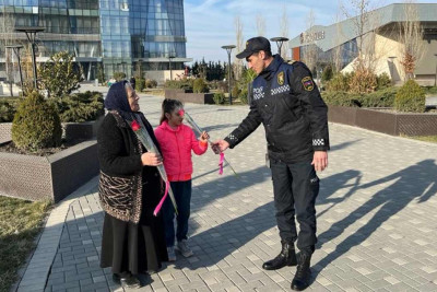 Quba: qadın sürücülərə və piyadalara güllər bağışlanıb