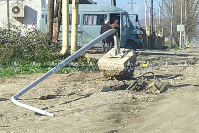 Qubada taksi dirəyi vurub yerindən çıxarıb