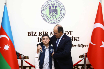 Türkiyənin səfiri balaca Xınalıq sakini ilə görüşüb